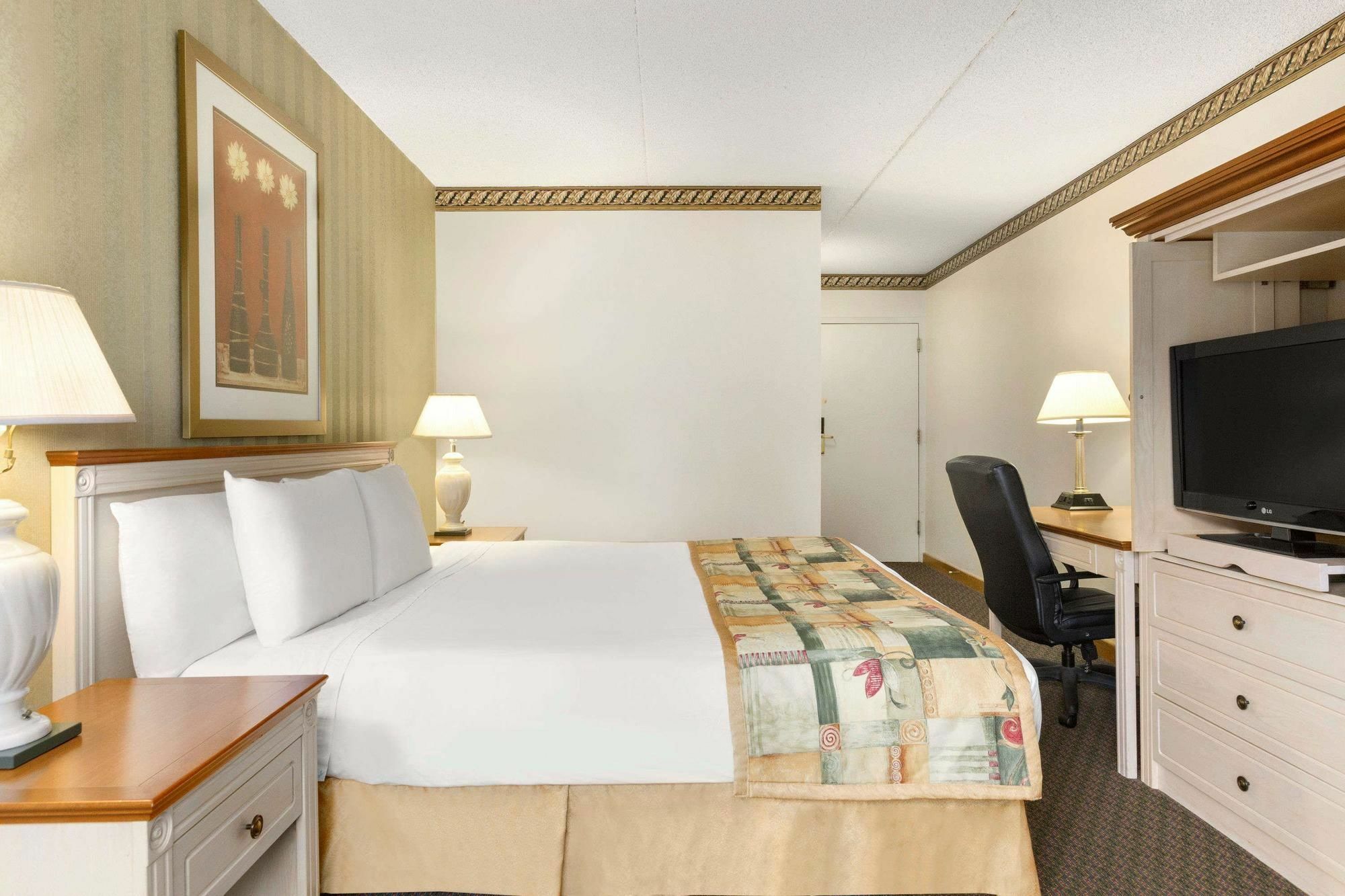 Travelodge By Wyndham Owen Sound On Exterior photo